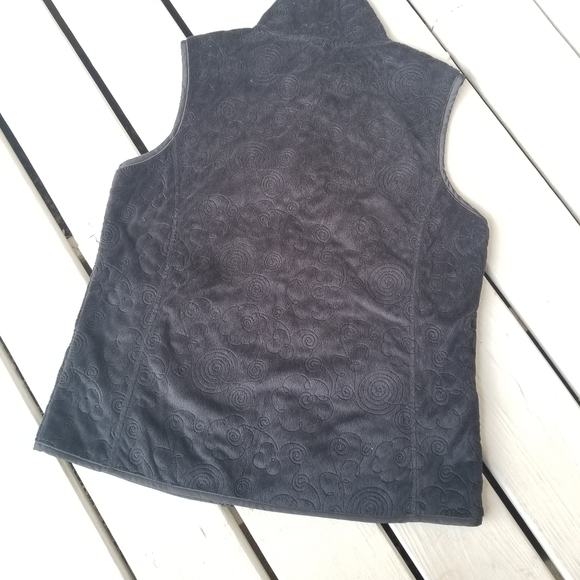 L plush blk vest with pockets and scrolls - Picture 2 of 11